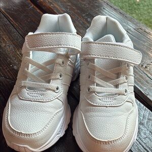 White Sneakers with Minimalist Design and Flexible Sole